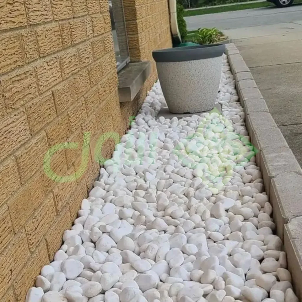 احواض زرع خارجية مع بحص ابيض للحدائق